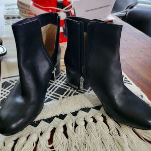 New Michael Kors black boots with chain heel sz 7